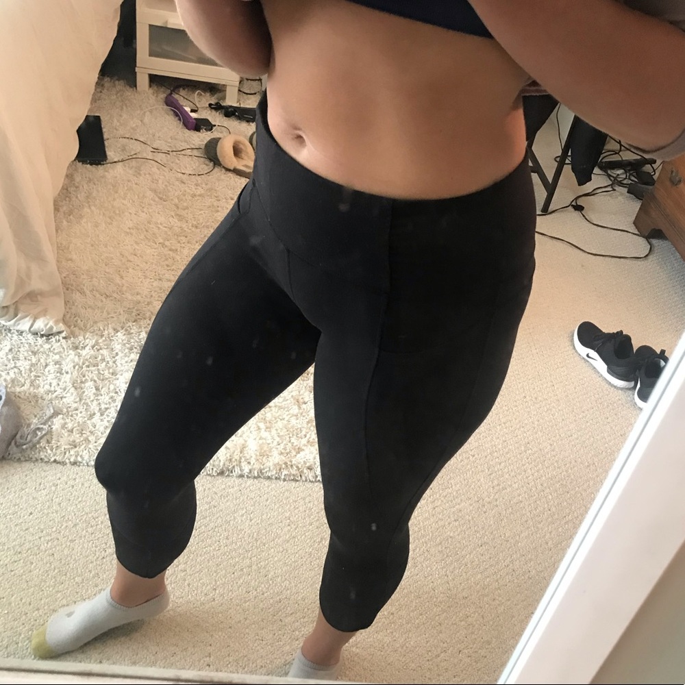 Lululemon black capris with pockets!